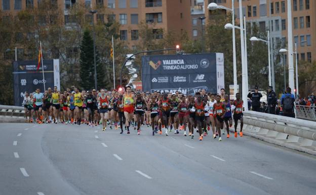 El atleta más surrealista del Maratón de Valencia: corre con una piña en la cabeza