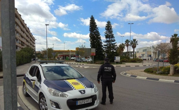 Policías de Godella rescatan a una mujer que se lanzó a una acequia para salvar a su perro