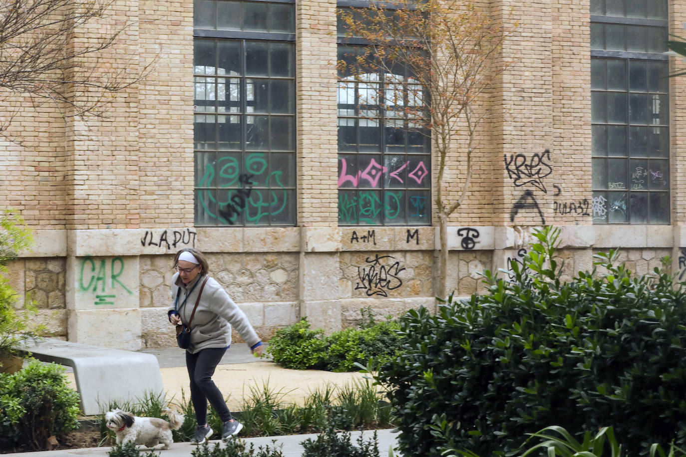 El vandalismo crece en el Parque Central a la espera de las cámaras