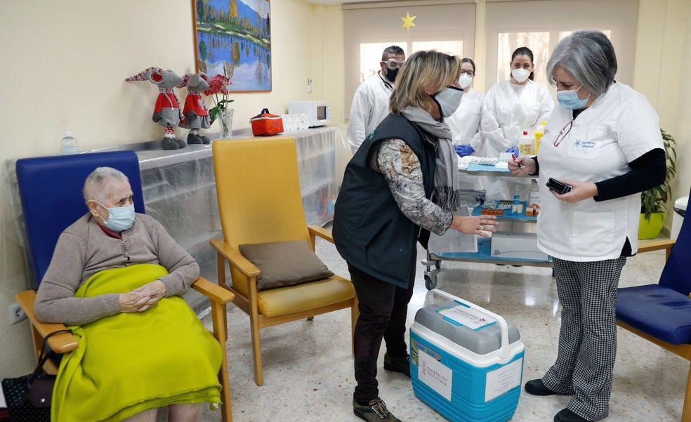 La pandemia se ceba con las mujeres mayores