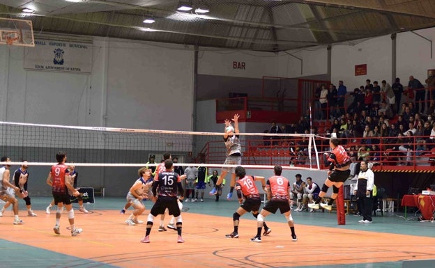 Ajustada derrota del equipo masculino de Voleibol Xàtiva y derrota del femenino