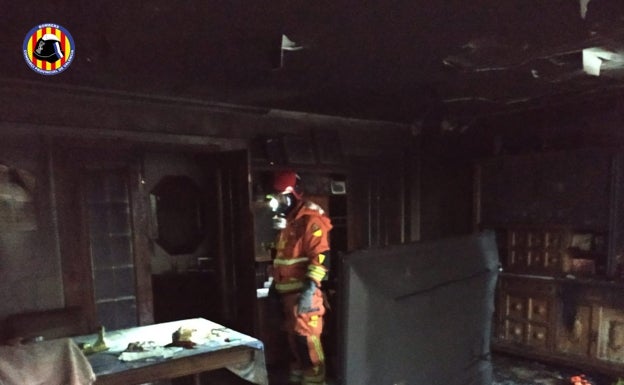 Los bomberos evacúan parte de un edificio de Tavernes debido a un incendio