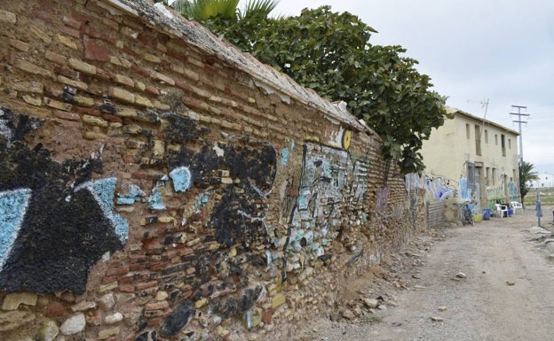 La alquería de Serra, ocupada de nuevo ilegalmente y en ruinas