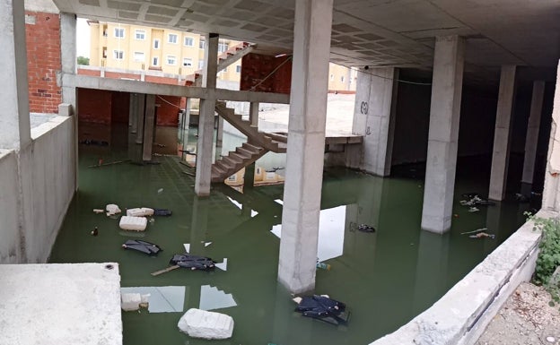 Las obras paralizadas del auditorio de Xàbia, una piscina de agua estancada