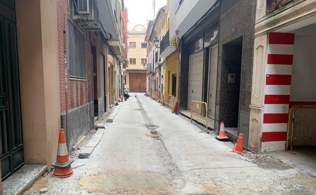 Alzira estudia medidas legales por el retraso de las obras en una calle