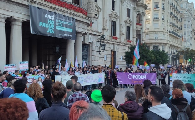 El colectivo trans se concentra en la plaza del Ayuntamiento de Valencia