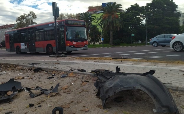 Un conductor que cuadruplicaba la tasa de alcohol choca contra una farola y derriba un semáforo en Valencia