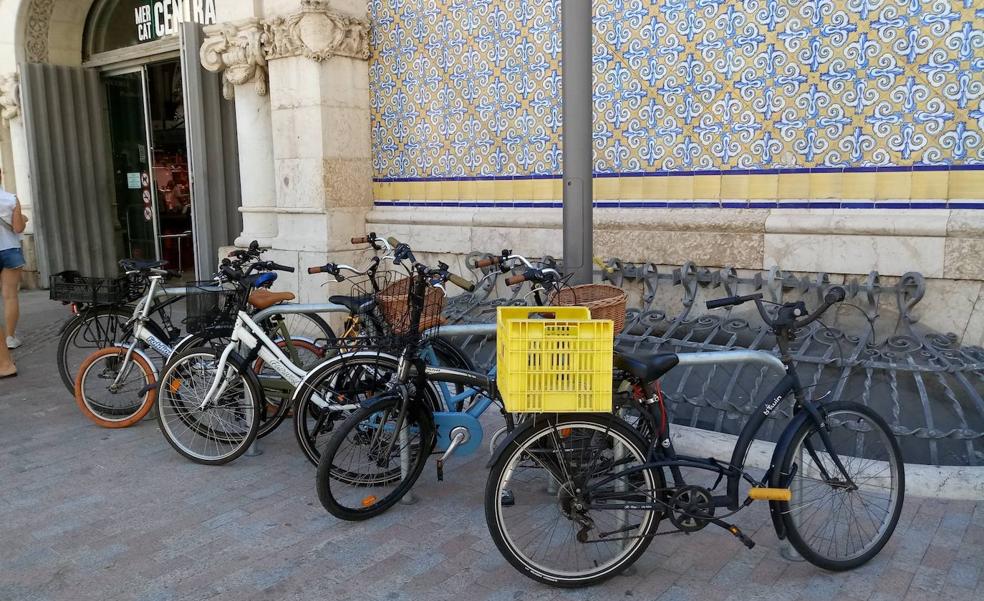El Síndic reclama que se quite todo el mobiliario pegado al Mercado Central de Valencia
