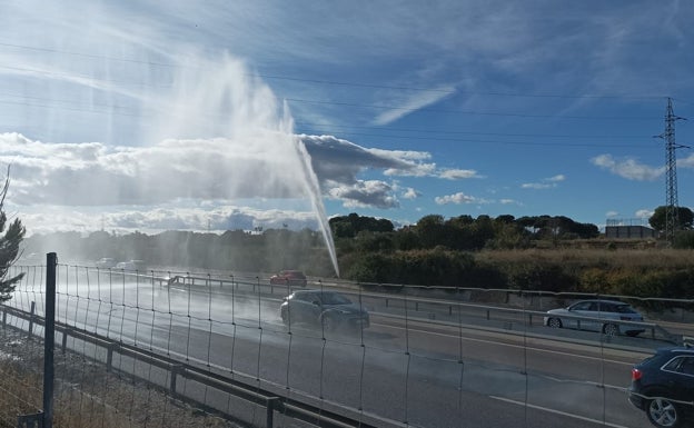 El reventón de una tubería de agua provoca retenciones en el 'by-pass' en Bétera