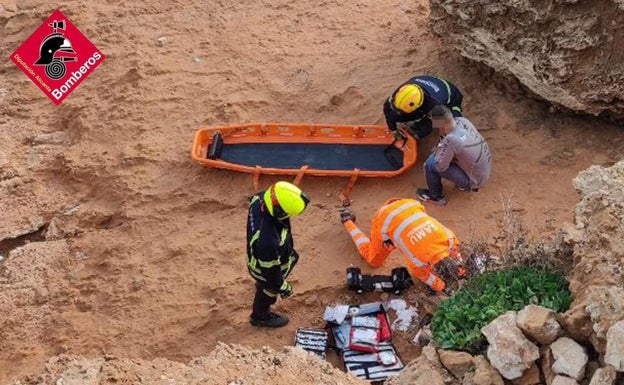 Un hombre de 50 años resulta herido tras caer desde siete metros en una zona rocosa de Torrevieja