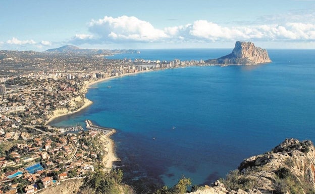 Buscan a un pescador que ha caído al mar entre Altea y Moraira