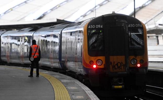 La nueva huelga ferroviaria incrementa el caos provocado por la nieve en el transporte del Reino Unido