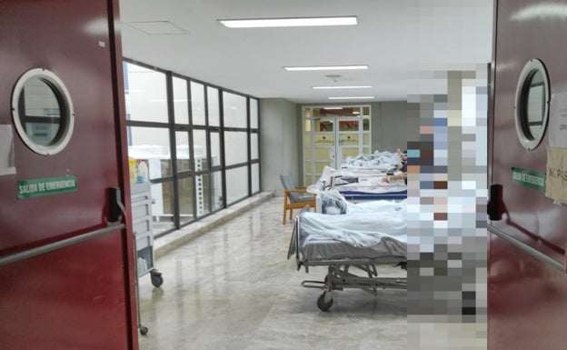 Más pasillos con pacientes de Urgencias en el Hospital de la Ribera