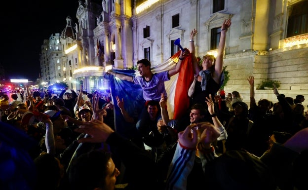 Así se ha celebrado el pase de Francia a la final del Mundial de Qatar en la Plaza del Ayuntamiento de Valencia