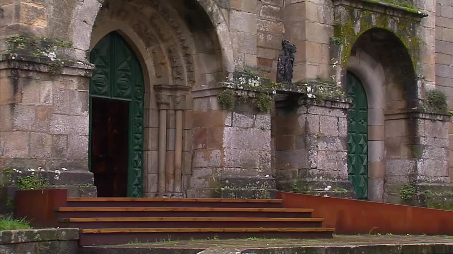 Los balones perdidos tras el muro de un convento de Pontevedra vuelven con sus dueños