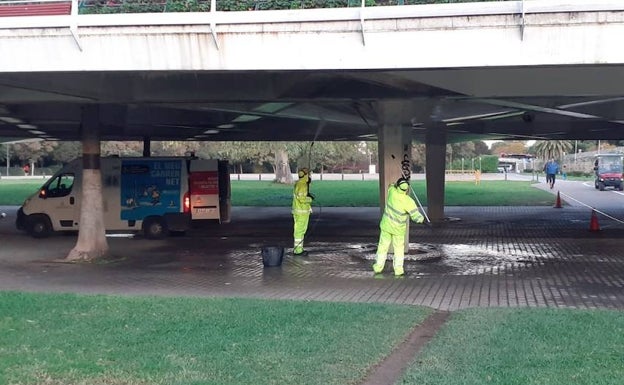 Limpian los restos del incendio del puente de las Flores