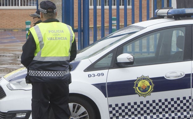 Un cura ebrio choca contra varios coches en Valencia y culpa al vino que bebió en la misa