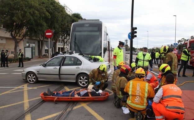 Simulacro de accidente del TRAM en Dénia ante la próxima recuperación del servicio