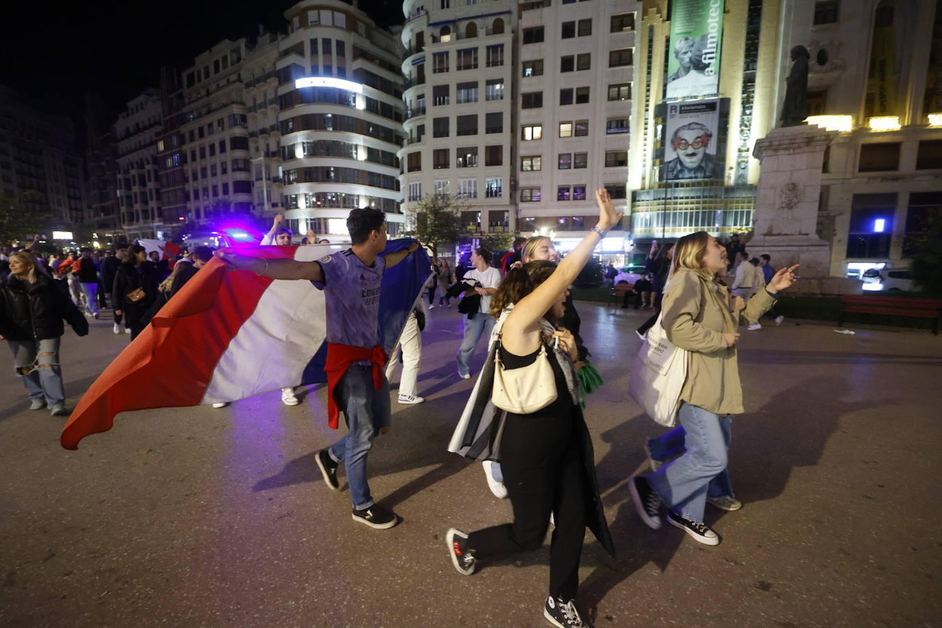 La afición francesa celebra el paso a la final del Mundial de Qatar en la plaza del Ayuntamiento de Valencia