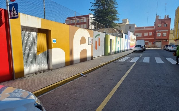 Sueca amplía la acera de acceso a un centro educativo