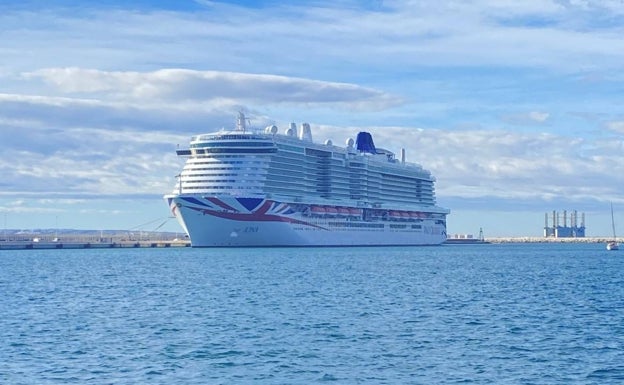 El puerto de Alicante bate su récord de cruceristas con más de 120.000 pasajeros en 2022