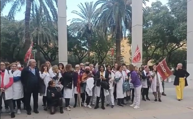 Las empleadas del Servicio de Atención Domiciliaria de Xirivella protestan por retrasos en las nóminas