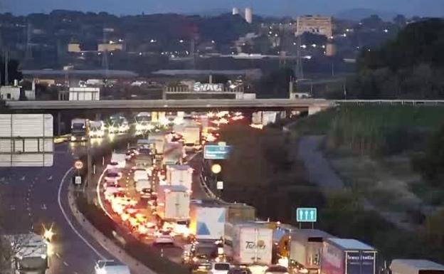 Un accidente colapsa el by-pass con más de 11 kilómetros de colas