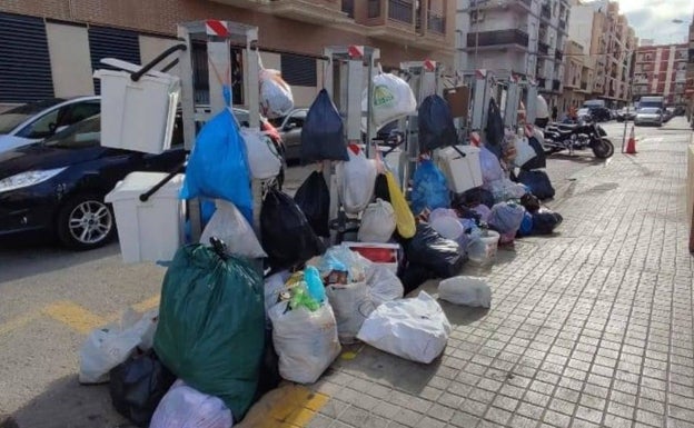 Meliana triplica la recogida de plástico y envases en dos semanas a pesar de las protestas por el puerta a puerta