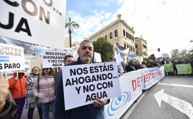 Los regantes se concentran contra los recortes al Tajo-Segura