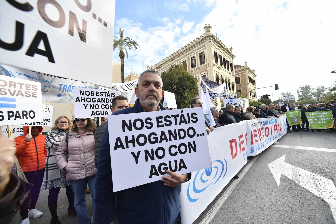 Los regantes se concentran contra los recortes al Tajo-Segura