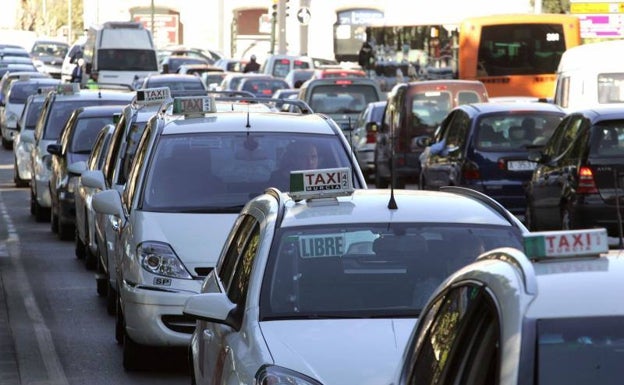 Los taxistas de Valencia mantienen la huelga tras un seguimiento desigual de la primera noche de paro