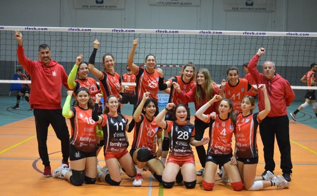 Cara y cruz para los equipos del Xàtiva Voleibol en el último partido de la primera vuelta de la liga de plata