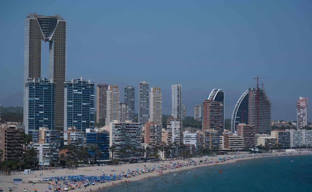 Benidorm se deja seis puntos en ocupación hotelera con respecto a 2019 en el puente de la Constitución