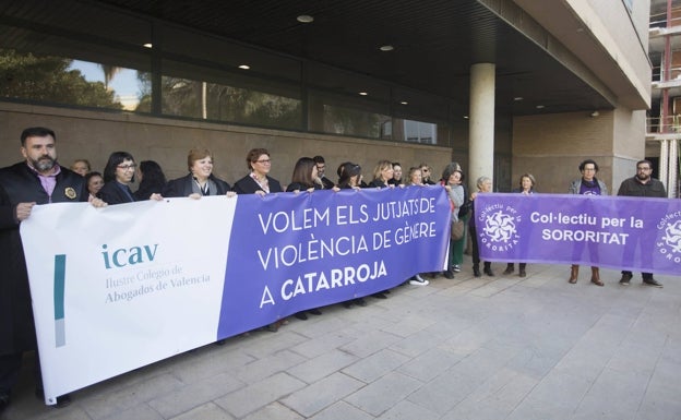 Los abogados acuden a los tribunales para bloquear el plan del Consell de suprimir nueve juzgados de violencia machista