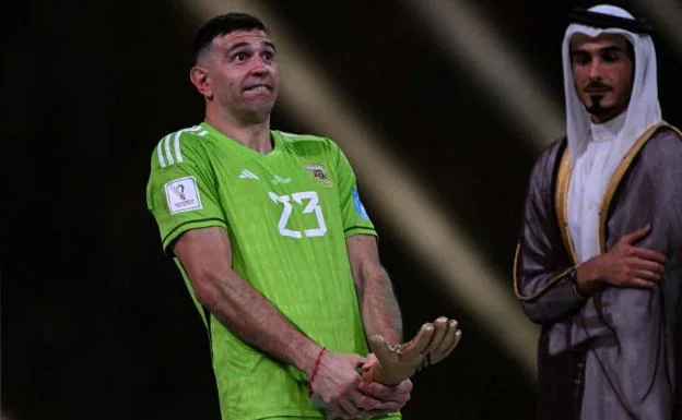 El motivo de la polémica celebración de 'Dibu' Martínez al recoger su 'Guante de Oro' en el Mundial