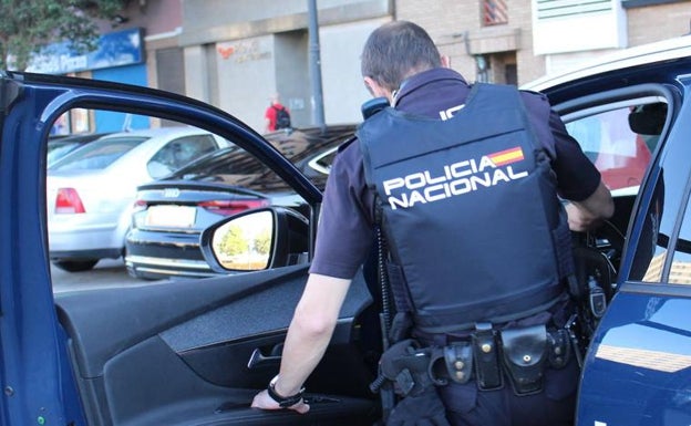 Brutal agresión de dos jóvenes a un tercero en Alicante para robarle el móvil