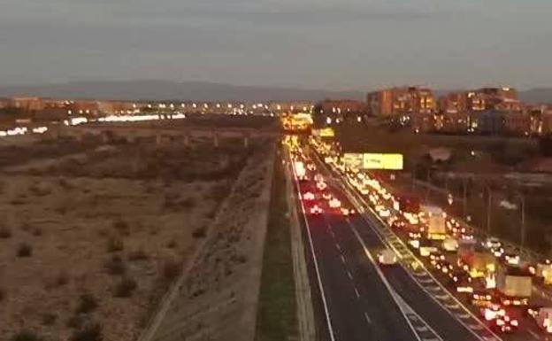 Más de 23 kilómetros de atascos en las entradas y salidas a Valencia