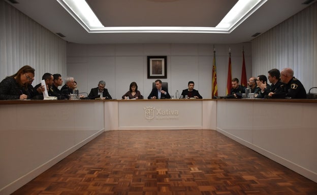 La Subdelegada del Gobierno se compromete a aumentar la vigilancia en el diseminado de Xàtiva para hacer frente a los robos