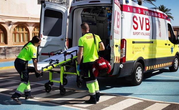 Una pareja de 17 años resulta herida tras colisionar su moto contra un coche en Valencia