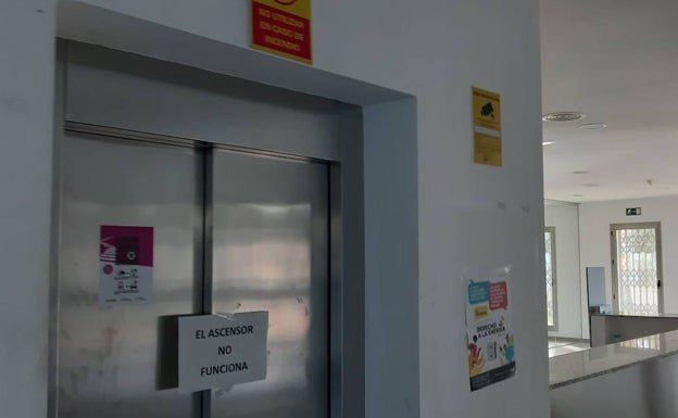 El ascensor del centro juvenil de Nazaret lleva tres semanas fuera de servicio