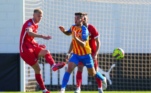 Dos fichajes para evitar el descalabro del Valencia