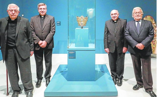 El Arzobispo inaugura la exposición de la Virgen de los Desamparados