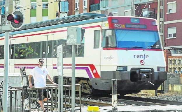 Alfafar mide los silbidos de los trenes para preparar la denuncia contra Adif