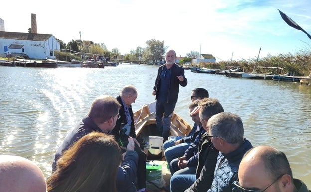 La barca eléctrica piloto ya funciona en la Albufera