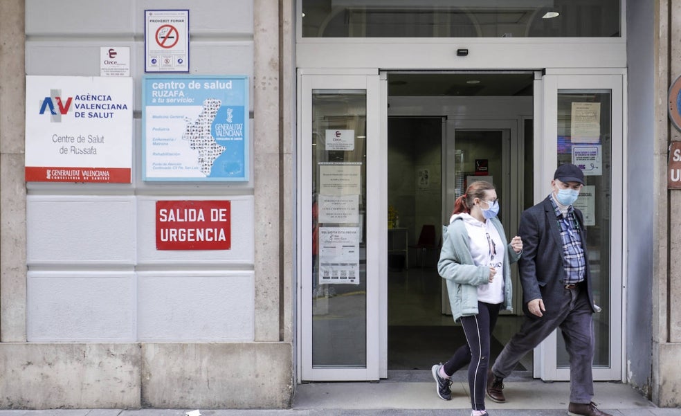 Los centros de salud valencianos dan cita para después de Reyes mientras reducen los horarios