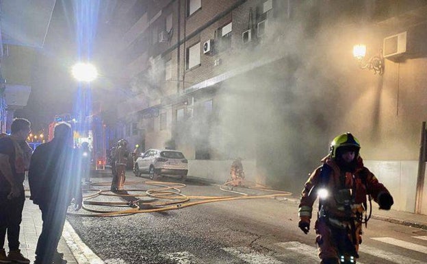 Benaguasil instala aseos portátiles y ofrece vestuarios a los afectados por el incendio en un garaje