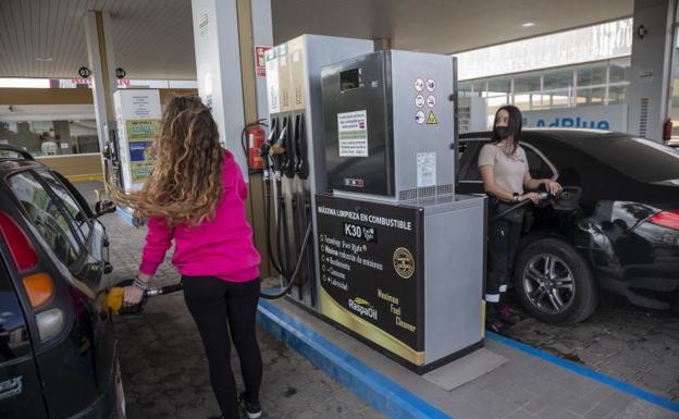 Las gasolineras alertan de un cambio legal que puede subir el precio de la gasolina hasta 27 céntimos por litro en 2023