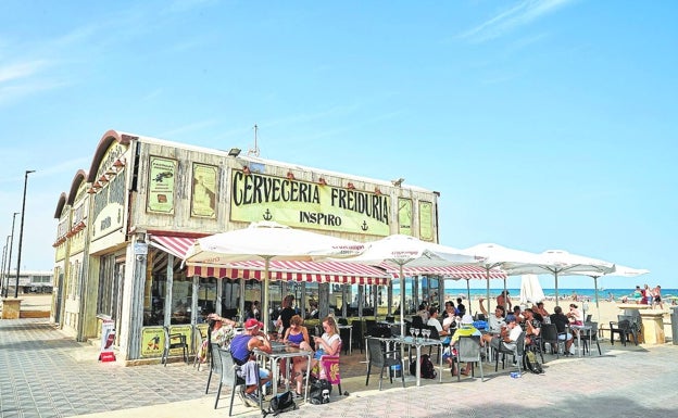 Los chiringuitos renuevan la licencia de los derribos a la espera de iniciar las obras