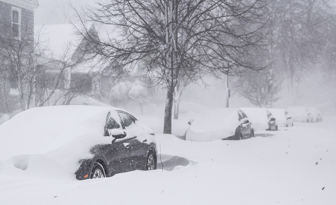 La nieve y el hielo sepultan el estado de Nueva Yok