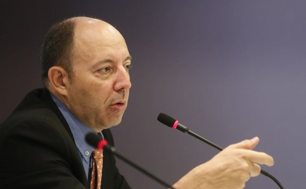 El economista Gonzalo Bernardos desvela por qué el Gobierno ha quitado el descuento de la gasolina